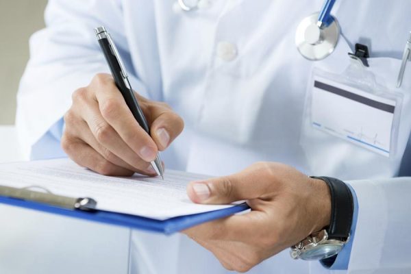 Diagnose.Diagnosis.3_commmon_diagnosis_mistakes.Article.1876A.doctor_writing_clipboard.ts_457044123-3